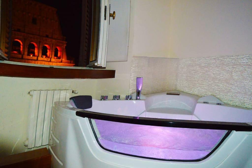 Jacuzzi In Front Of The Colosseum Róma Kültér fotó
