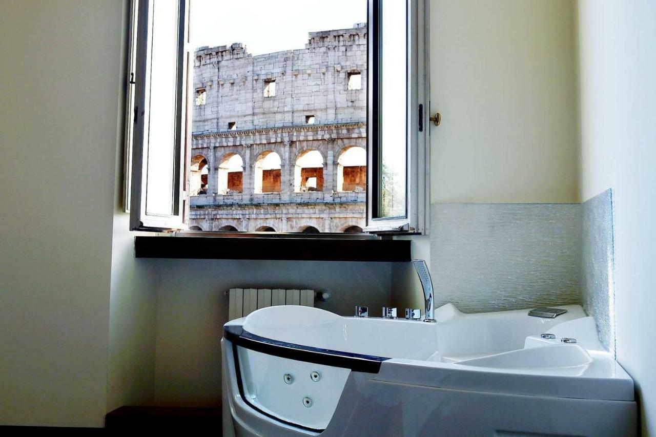 Jacuzzi In Front Of The Colosseum Róma Kültér fotó