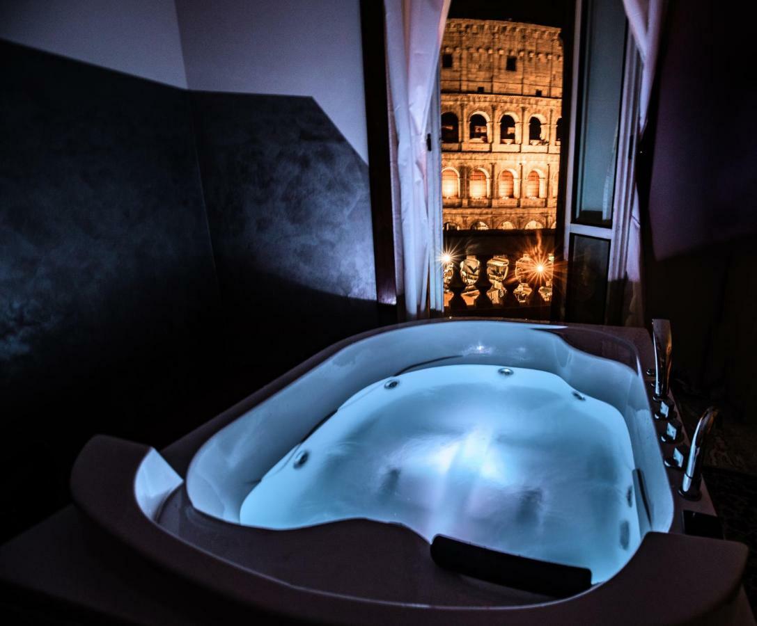 Jacuzzi In Front Of The Colosseum Róma Kültér fotó